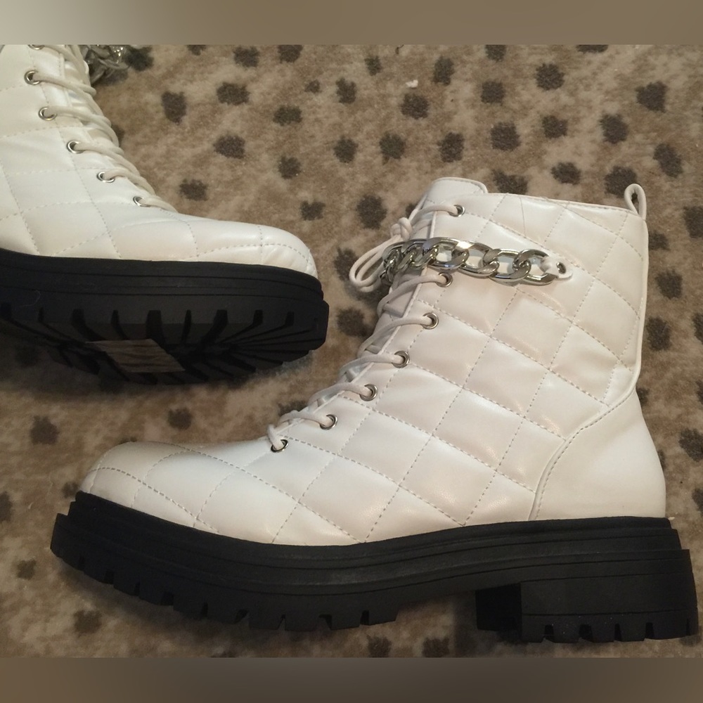 NIB CC CHASE & CHLOE 6.5 7 Chain Trim Quilted Combat Boots LaceUp Lug Sole White - Picture 4 of 14